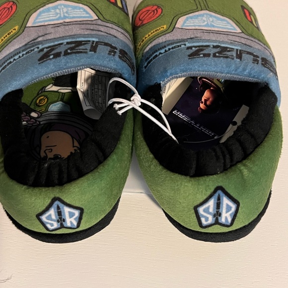 🎈🎈NWT BUZZ LIGHTYEAR SLIPPERS - Picture 3 of 3